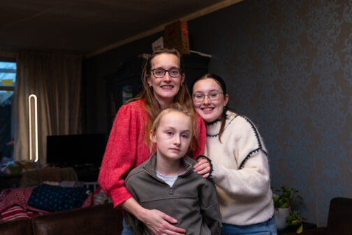 Moeder Sylvia met Myca en Daantje, de oudere zus van Myca.