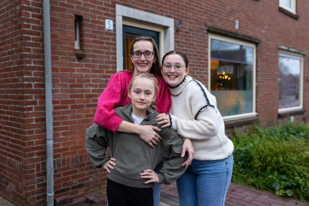 Moeder Sylvia met Myca en Daantje, de oudere zus van Myca.