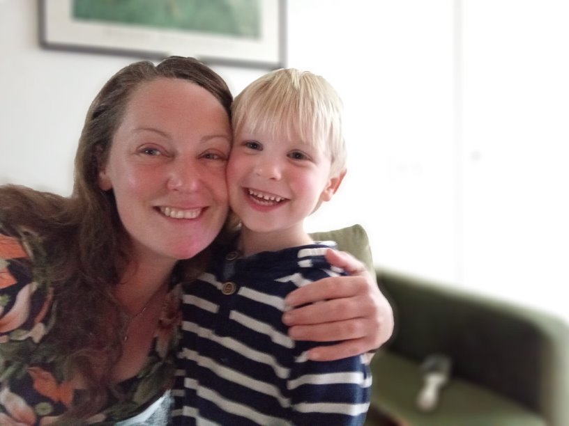 Afbeelding met persoon Menselijk gezicht kleding glimlach Door AI gegenereerde inhoud is mogelijk onjuist